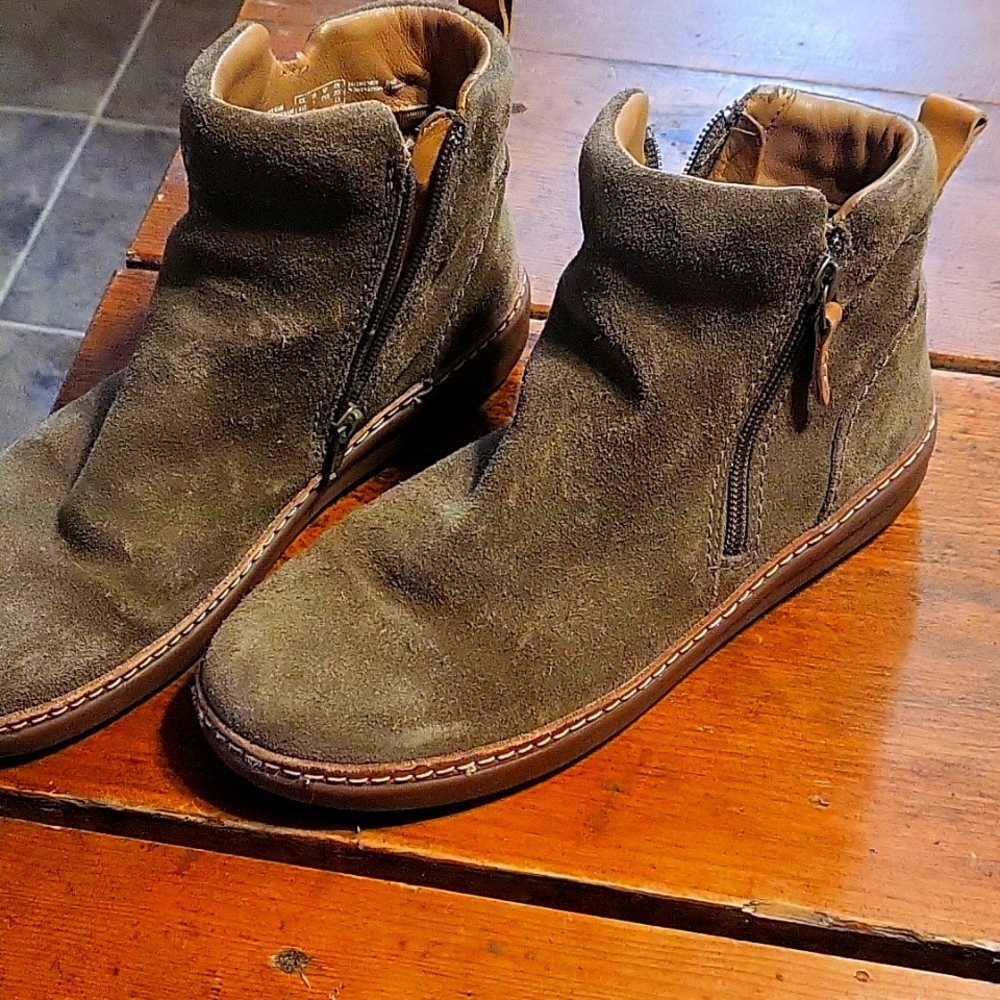 Clark's short boots sz 7 brownish olivish suede